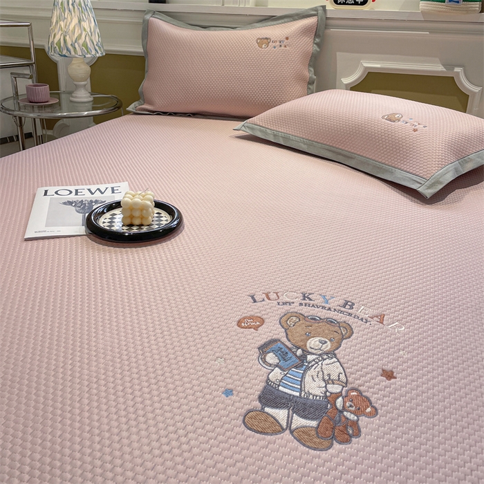 91家纺网 家纺一手货源 找家纺 启程家纺 2025新款凉豆豆复合三明治刺绣款凉席席子-床笠款 熊仔宝贝-粉-床笠款