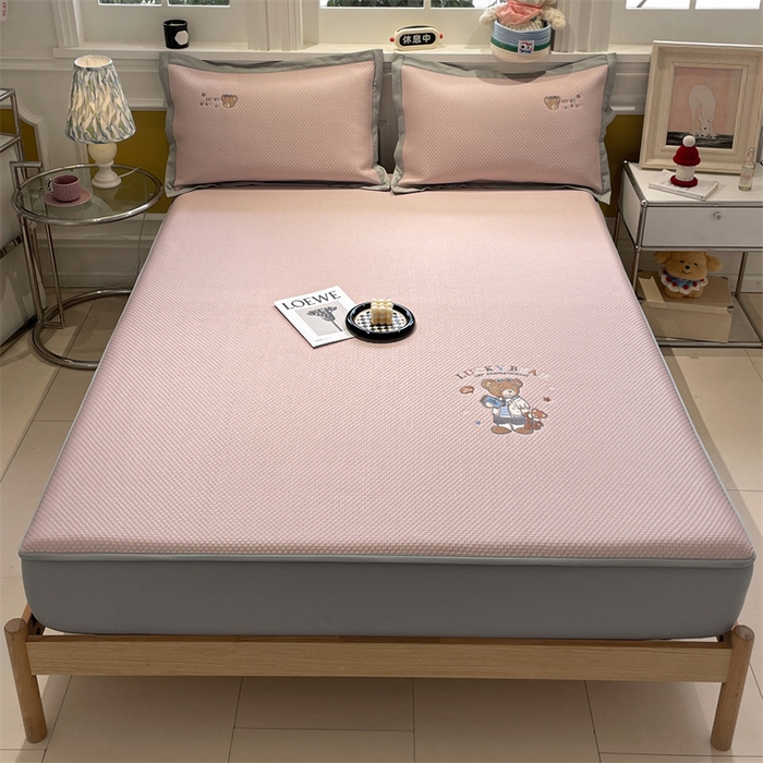 91家纺网 家纺一手货源 找家纺 启程家纺 2025新款凉豆豆复合三明治刺绣款凉席席子-床笠款 熊仔宝贝-粉-床笠款