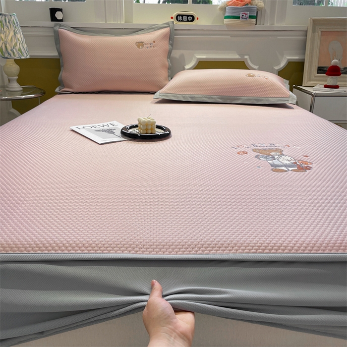 91家纺网 家纺一手货源 找家纺 启程家纺 2025新款凉豆豆复合三明治刺绣款凉席席子-床笠款 熊仔宝贝-粉-床笠款