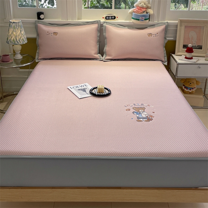 91家纺网 家纺一手货源 找家纺 启程家纺 2025新款凉豆豆复合三明治刺绣款凉席席子-床笠款 熊仔宝贝-粉-床笠款