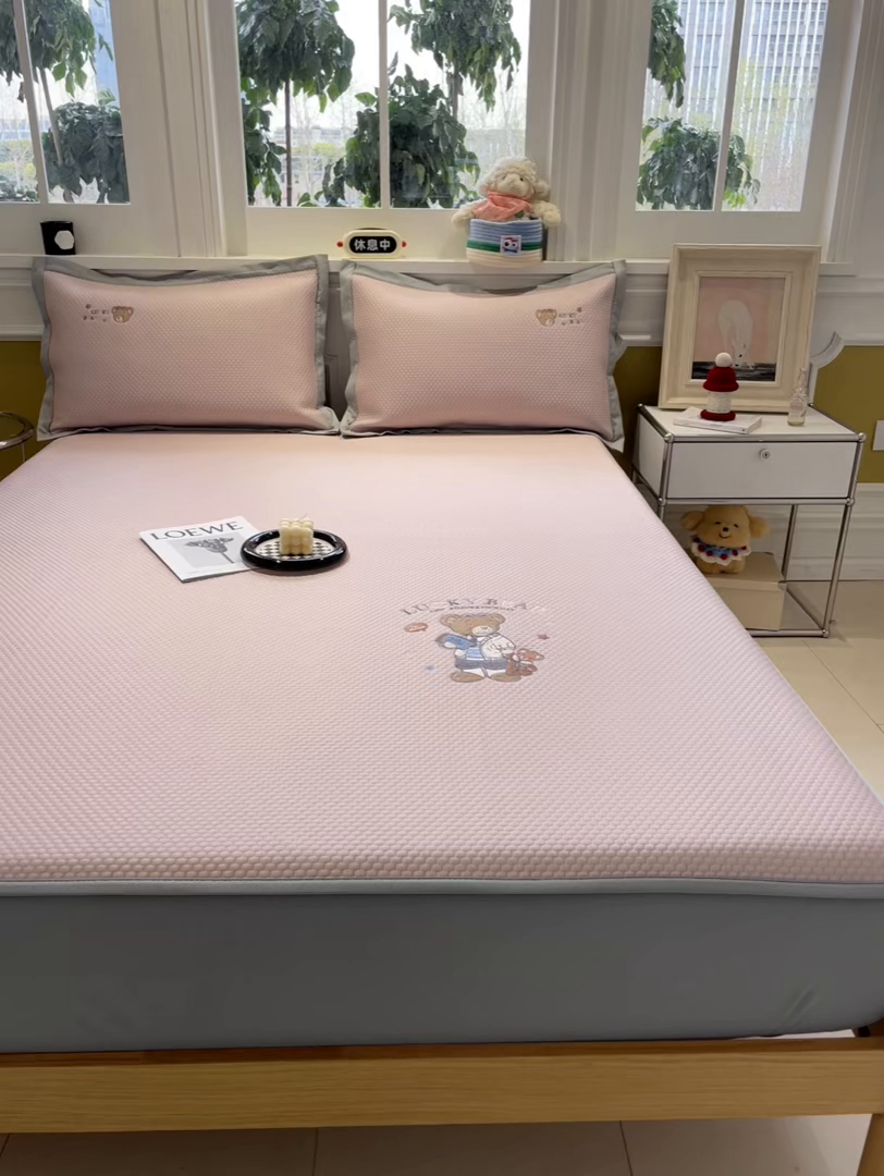 91家纺网 家纺一手货源 找家纺 启程家纺 2025新款凉豆豆复合三明治刺绣款凉席席子-床笠款 熊仔宝贝-粉-床笠款