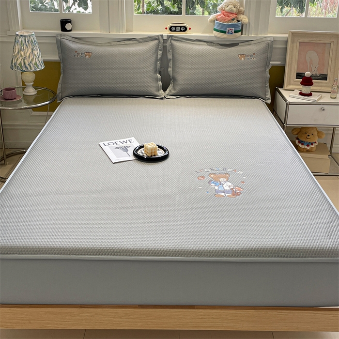 91家纺网 家纺一手货源 找家纺 启程家纺 2025新款凉豆豆复合三明治刺绣款凉席席子-床笠款 熊仔宝贝-灰-床笠款