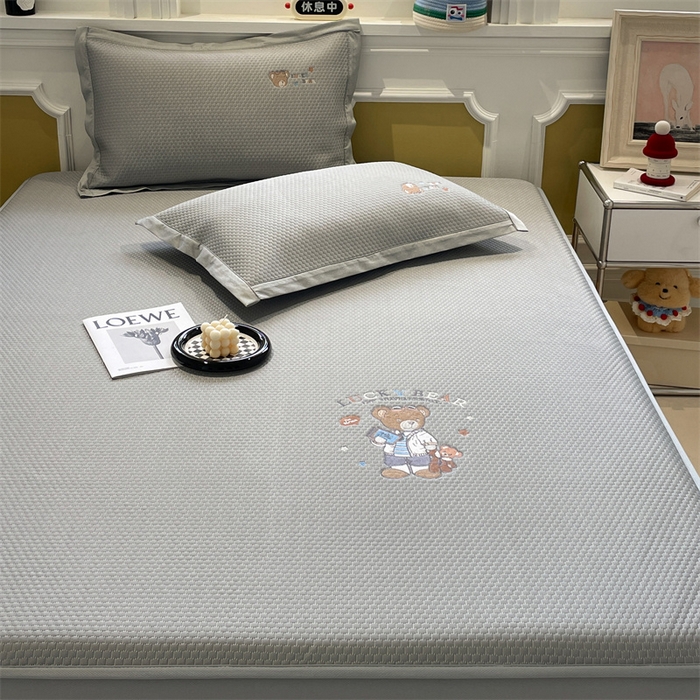 91家纺网 家纺一手货源 找家纺 启程家纺 2025新款凉豆豆复合三明治刺绣款凉席席子-床笠款 熊仔宝贝-灰-床笠款