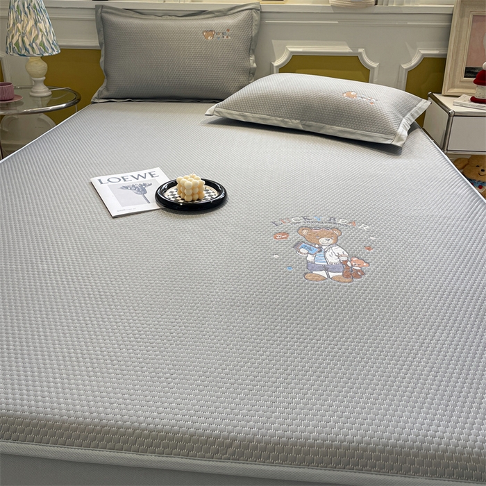 91家纺网 家纺一手货源 找家纺 启程家纺 2025新款凉豆豆复合三明治刺绣款凉席席子-床笠款 熊仔宝贝-灰-床笠款