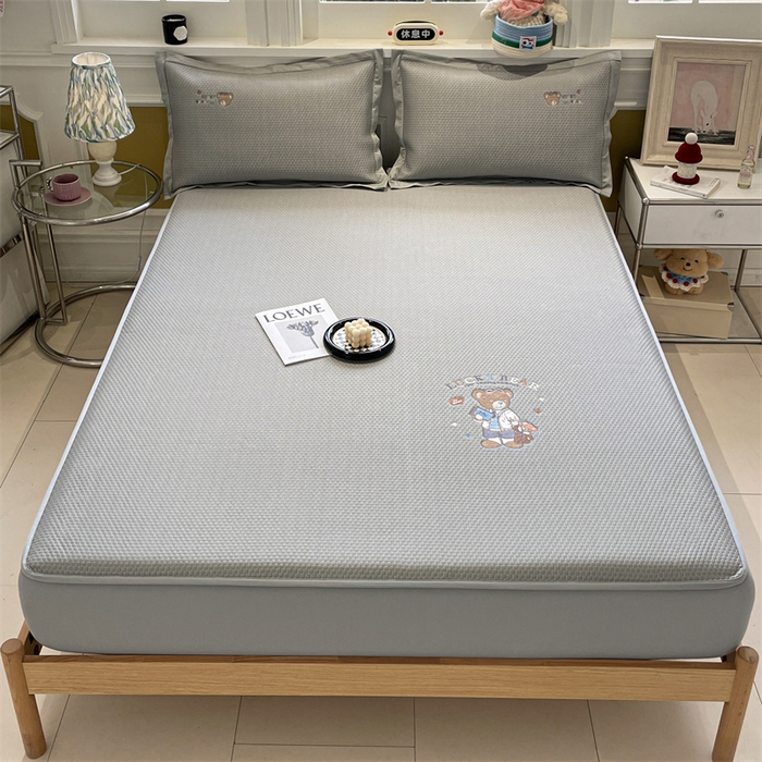 91家纺网 家纺一手货源 找家纺 启程家纺 2025新款凉豆豆复合三明治刺绣款凉席席子-床笠款 熊仔宝贝-灰-床笠款