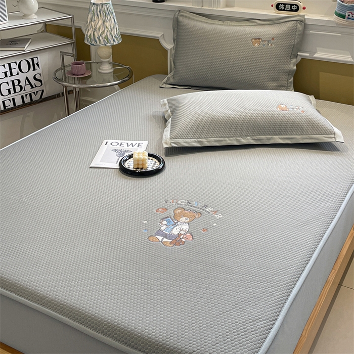 91家纺网 家纺一手货源 找家纺 启程家纺 2025新款凉豆豆复合三明治刺绣款凉席席子-床笠款 熊仔宝贝-灰-床笠款