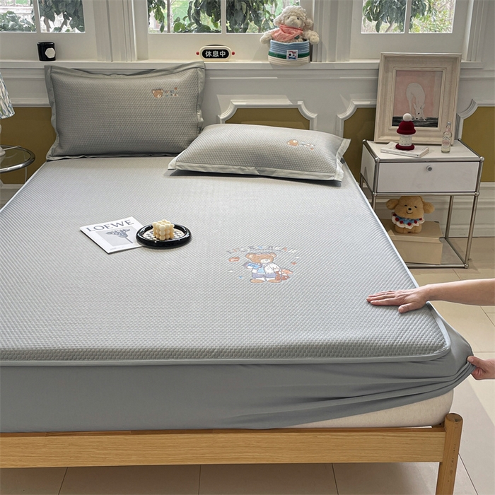 91家纺网 家纺一手货源 找家纺 启程家纺 2025新款凉豆豆复合三明治刺绣款凉席席子-床笠款 熊仔宝贝-灰-床笠款