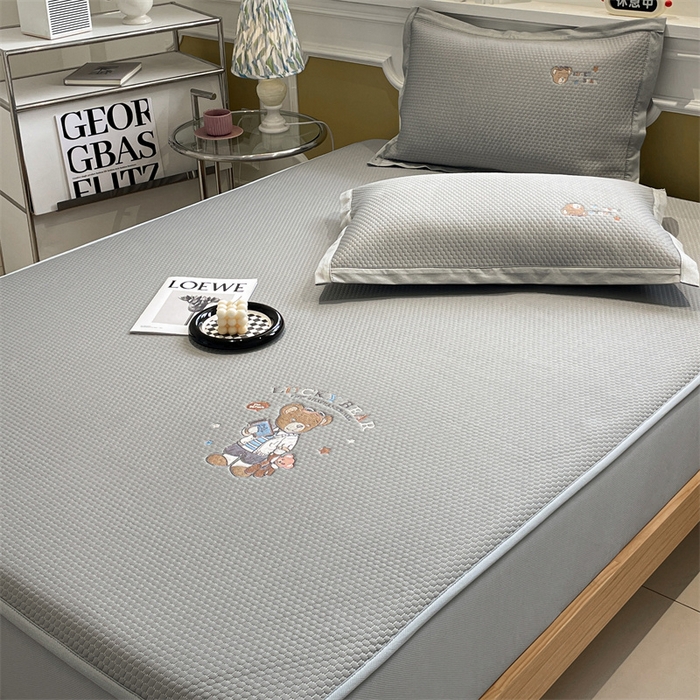 91家纺网 家纺一手货源 找家纺 启程家纺 2025新款凉豆豆复合三明治刺绣款凉席席子-床笠款 熊仔宝贝-灰-床笠款