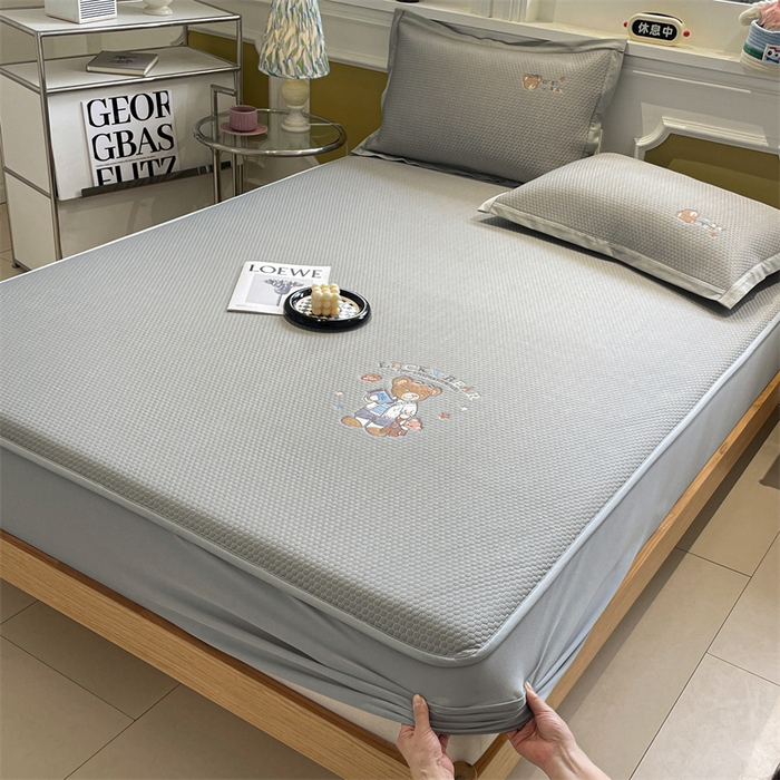 91家纺网 家纺一手货源 找家纺 启程家纺 2025新款凉豆豆复合三明治刺绣款凉席席子-床笠款 熊仔宝贝-灰-床笠款