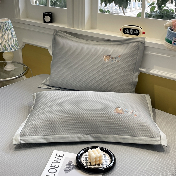 91家纺网 家纺一手货源 找家纺 启程家纺 2025新款凉豆豆复合三明治刺绣款凉席席子-床笠款 熊仔宝贝-灰-床笠款