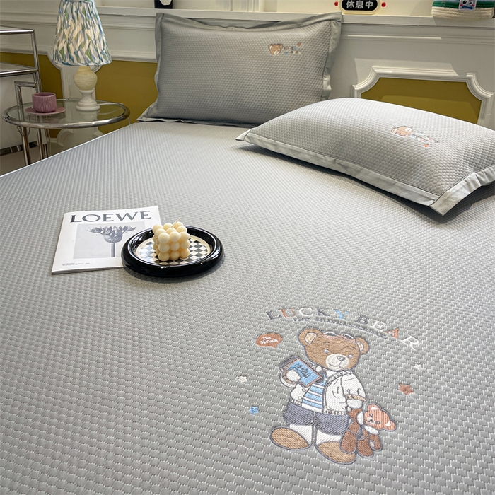 91家纺网 家纺一手货源 找家纺 启程家纺 2025新款凉豆豆复合三明治刺绣款凉席席子-床笠款 熊仔宝贝-灰-床笠款