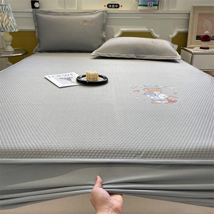 91家纺网 家纺一手货源 找家纺 启程家纺 2025新款凉豆豆复合三明治刺绣款凉席席子-床笠款 熊仔宝贝-灰-床笠款