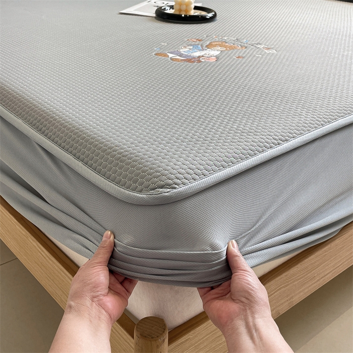 91家纺网 家纺一手货源 找家纺 启程家纺 2025新款凉豆豆复合三明治刺绣款凉席席子-床笠款 熊仔宝贝-灰-床笠款