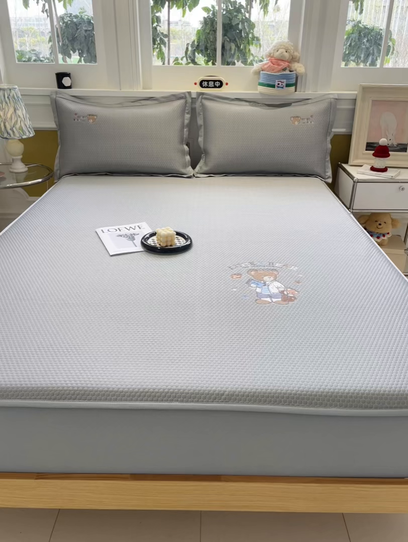 91家纺网 家纺一手货源 找家纺 启程家纺 2025新款凉豆豆复合三明治刺绣款凉席席子-床笠款 熊仔宝贝-灰-床笠款