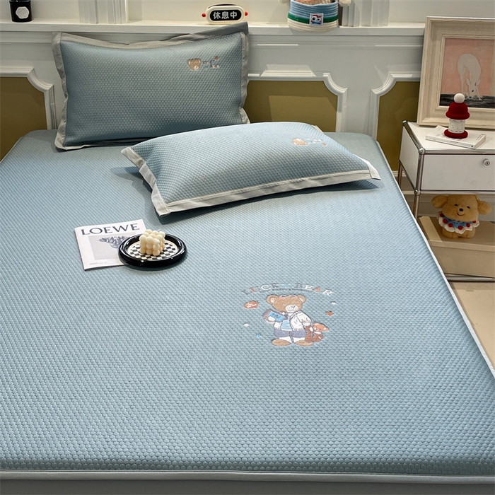 91家纺网 家纺一手货源 找家纺 启程家纺 2025新款凉豆豆复合三明治刺绣款凉席席子-床笠款 熊仔宝贝-蓝-床笠款
