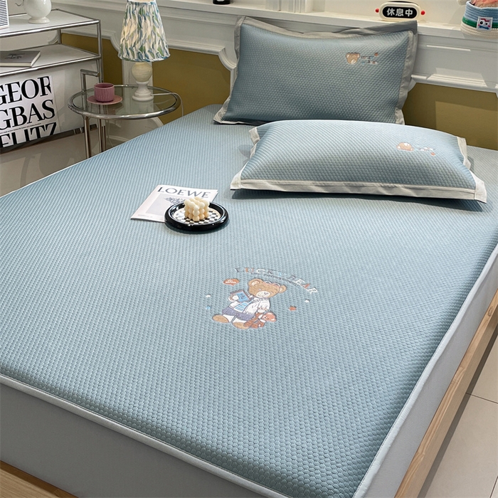 91家纺网 家纺一手货源 找家纺 启程家纺 2025新款凉豆豆复合三明治刺绣款凉席席子-床笠款 熊仔宝贝-蓝-床笠款