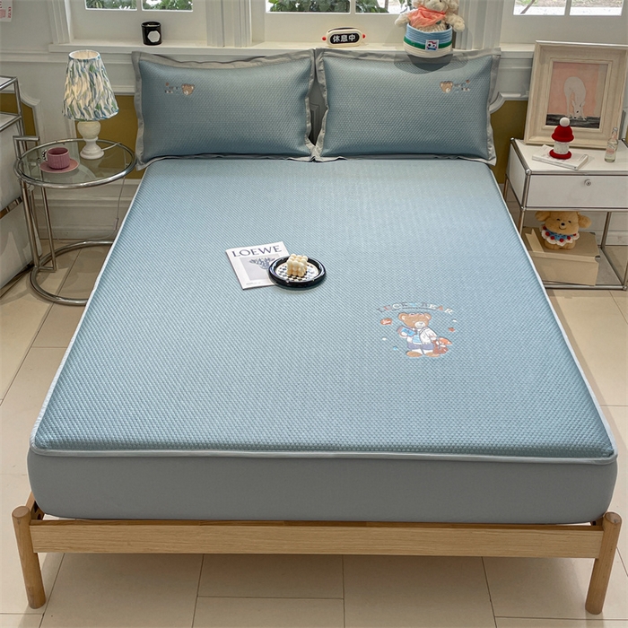 91家纺网 家纺一手货源 找家纺 启程家纺 2025新款凉豆豆复合三明治刺绣款凉席席子-床笠款 熊仔宝贝-蓝-床笠款