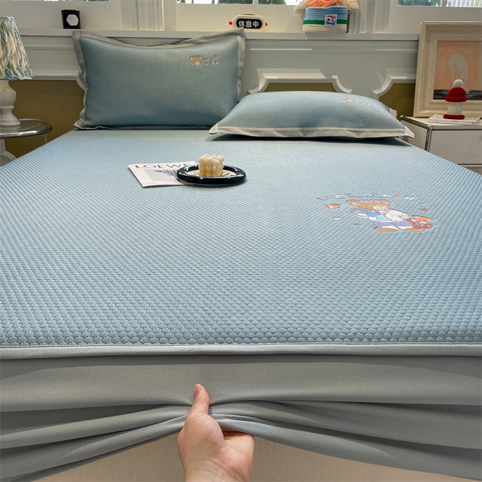 91家纺网 家纺一手货源 找家纺 启程家纺 2025新款凉豆豆复合三明治刺绣款凉席席子-床笠款 熊仔宝贝-蓝-床笠款