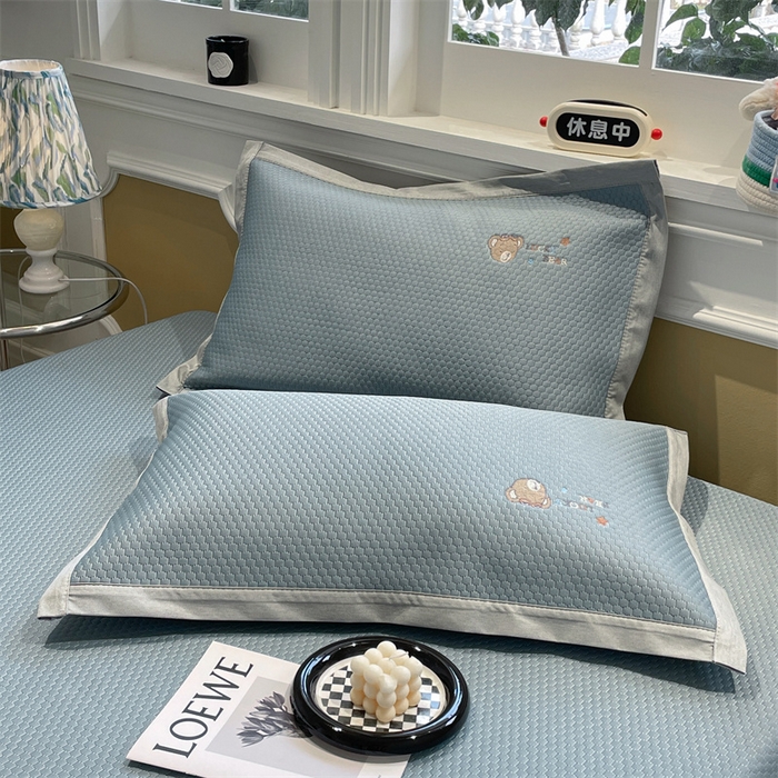 91家纺网 家纺一手货源 找家纺 启程家纺 2025新款凉豆豆复合三明治刺绣款凉席席子-床笠款 熊仔宝贝-蓝-床笠款