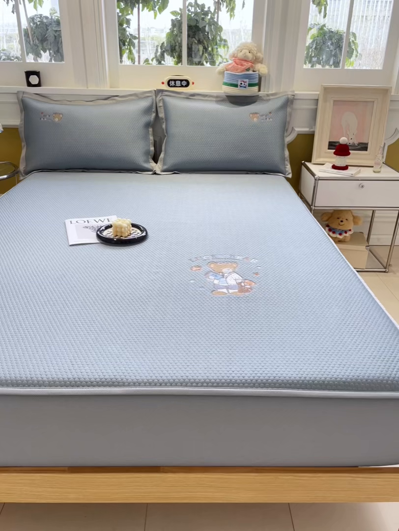 91家纺网 家纺一手货源 找家纺 启程家纺 2025新款凉豆豆复合三明治刺绣款凉席席子-床笠款 熊仔宝贝-蓝-床笠款