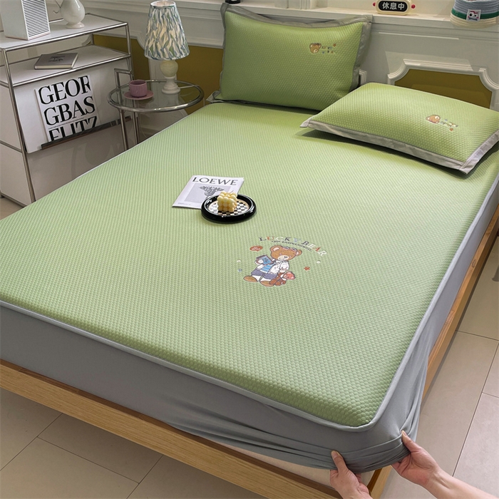 91家纺网 家纺一手货源 找家纺 启程家纺 2025新款凉豆豆复合三明治刺绣款凉席席子-床笠款 熊仔宝贝-绿-床笠款