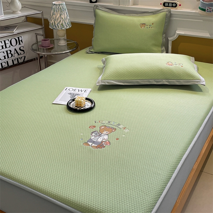 91家纺网 家纺一手货源 找家纺 启程家纺 2025新款凉豆豆复合三明治刺绣款凉席席子-床笠款 熊仔宝贝-绿-床笠款