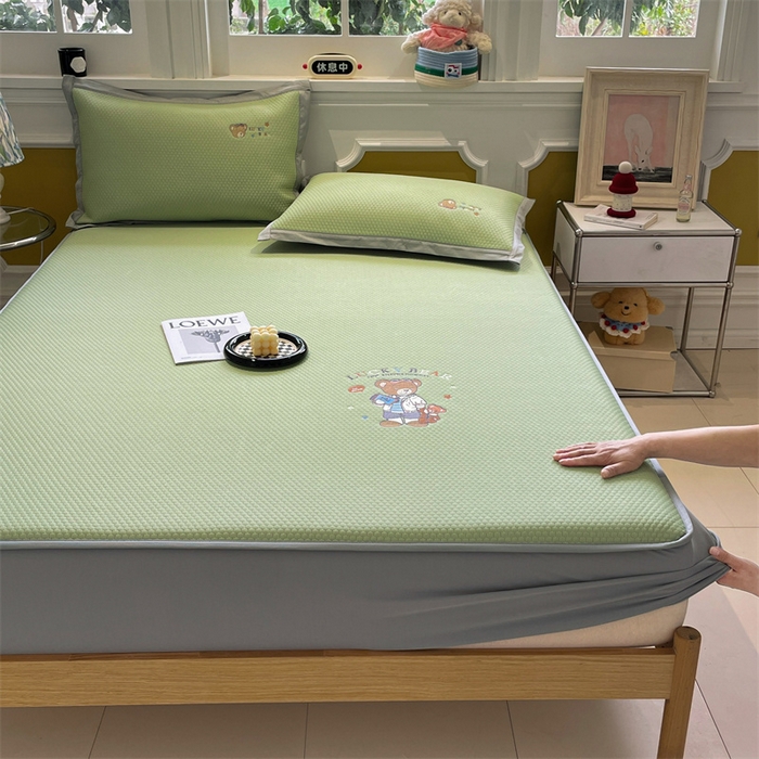 91家纺网 家纺一手货源 找家纺 启程家纺 2025新款凉豆豆复合三明治刺绣款凉席席子-床笠款 熊仔宝贝-绿-床笠款