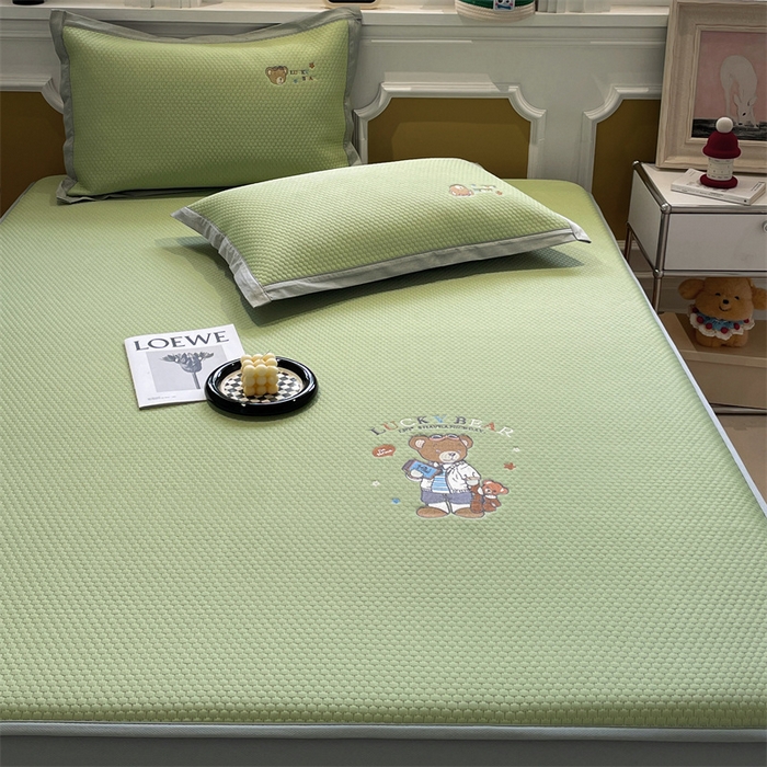 91家纺网 家纺一手货源 找家纺 启程家纺 2025新款凉豆豆复合三明治刺绣款凉席席子-床笠款 熊仔宝贝-绿-床笠款