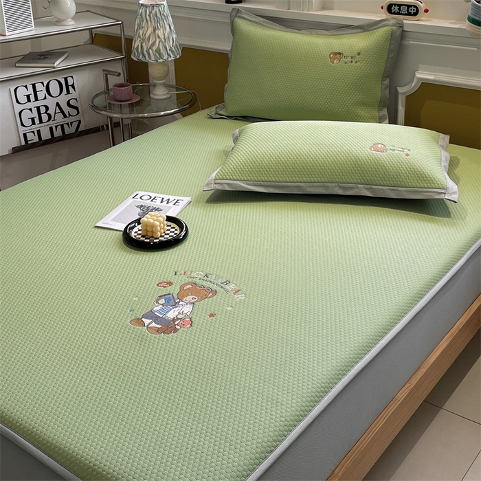 91家纺网 家纺一手货源 找家纺 启程家纺 2025新款凉豆豆复合三明治刺绣款凉席席子-床笠款 熊仔宝贝-绿-床笠款