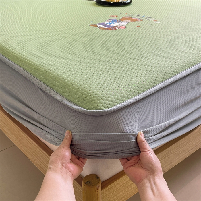 91家纺网 家纺一手货源 找家纺 启程家纺 2025新款凉豆豆复合三明治刺绣款凉席席子-床笠款 熊仔宝贝-绿-床笠款