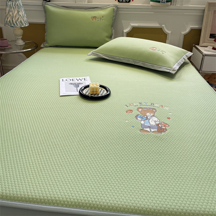 91家纺网 家纺一手货源 找家纺 启程家纺 2025新款凉豆豆复合三明治刺绣款凉席席子-床笠款 熊仔宝贝-绿-床笠款
