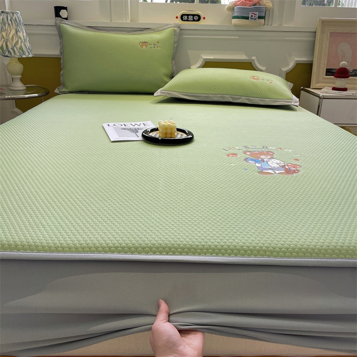 91家纺网 家纺一手货源 找家纺 启程家纺 2025新款凉豆豆复合三明治刺绣款凉席席子-床笠款 熊仔宝贝-绿-床笠款