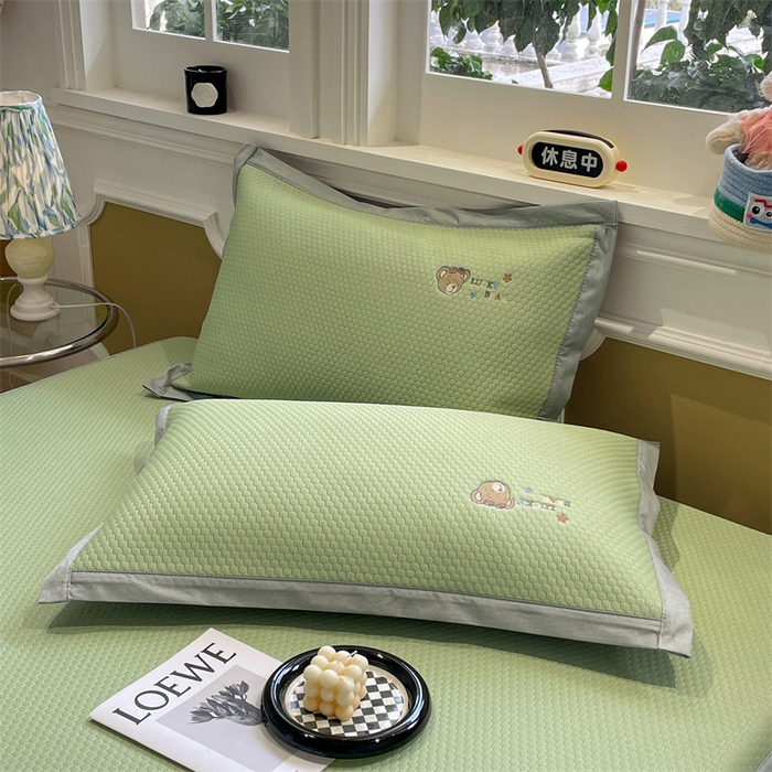 91家纺网 家纺一手货源 找家纺 启程家纺 2025新款凉豆豆复合三明治刺绣款凉席席子-床笠款 熊仔宝贝-绿-床笠款