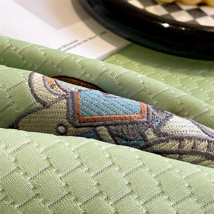 91家纺网 家纺一手货源 找家纺 启程家纺 2025新款凉豆豆复合三明治刺绣款凉席席子-床笠款 熊仔宝贝-绿-床笠款