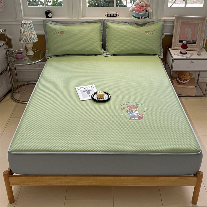 91家纺网 家纺一手货源 找家纺 启程家纺 2025新款凉豆豆复合三明治刺绣款凉席席子-床笠款 熊仔宝贝-绿-床笠款