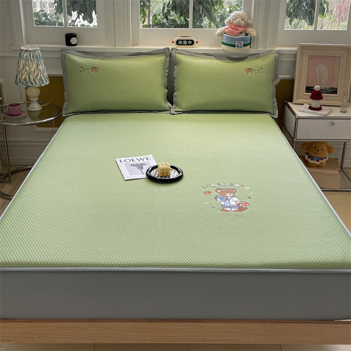 91家纺网 家纺一手货源 找家纺 启程家纺 2025新款凉豆豆复合三明治刺绣款凉席席子-床笠款 熊仔宝贝-绿-床笠款