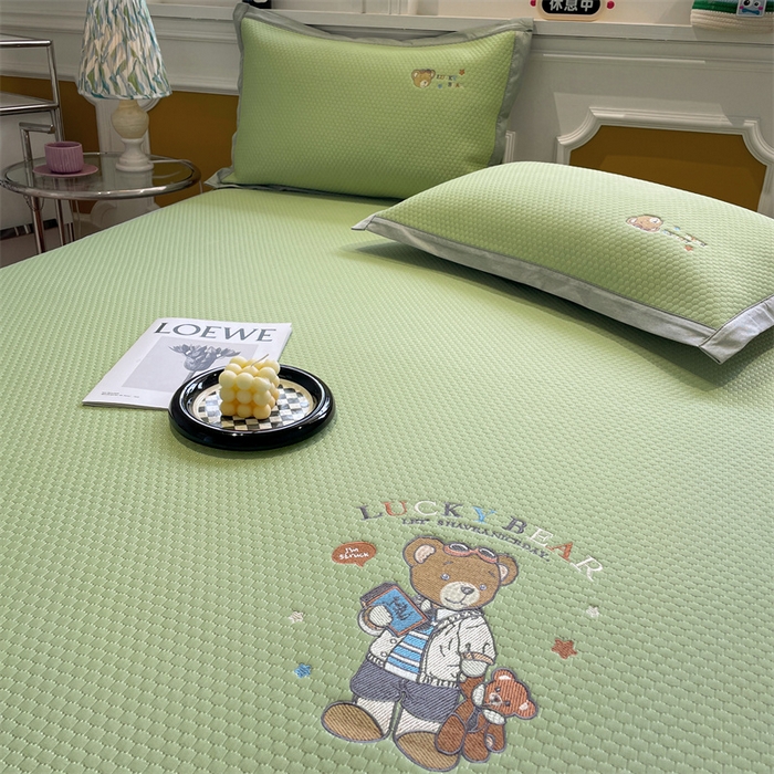 91家纺网 家纺一手货源 找家纺 启程家纺 2025新款凉豆豆复合三明治刺绣款凉席席子-床笠款 熊仔宝贝-绿-床笠款