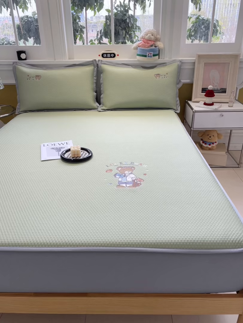 91家纺网 家纺一手货源 找家纺 启程家纺 2025新款凉豆豆复合三明治刺绣款凉席席子-床笠款 熊仔宝贝-绿-床笠款