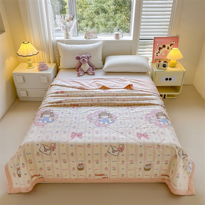 91家纺网 家纺一手货源 找家纺 小石头家纺 2025新款里外全棉A类纯棉棉花小碎花夏被包质检=买家秀 草莓女孩