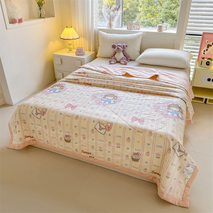 91家纺网 家纺一手货源 找家纺 小石头家纺 2025新款里外全棉A类纯棉棉花小碎花夏被包质检=买家秀 草莓女孩