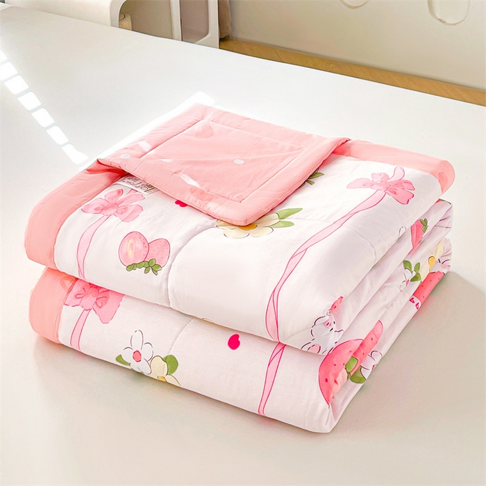 91家纺网 家纺一手货源 找家纺 小石头家纺 2025新款A类小清新纯棉印花夏被 草莓粉兔