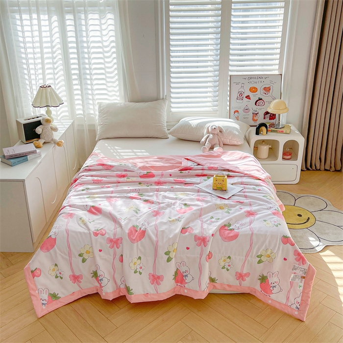 91家纺网 家纺一手货源 找家纺 小石头家纺 2025新款A类小清新纯棉印花夏被 草莓粉兔