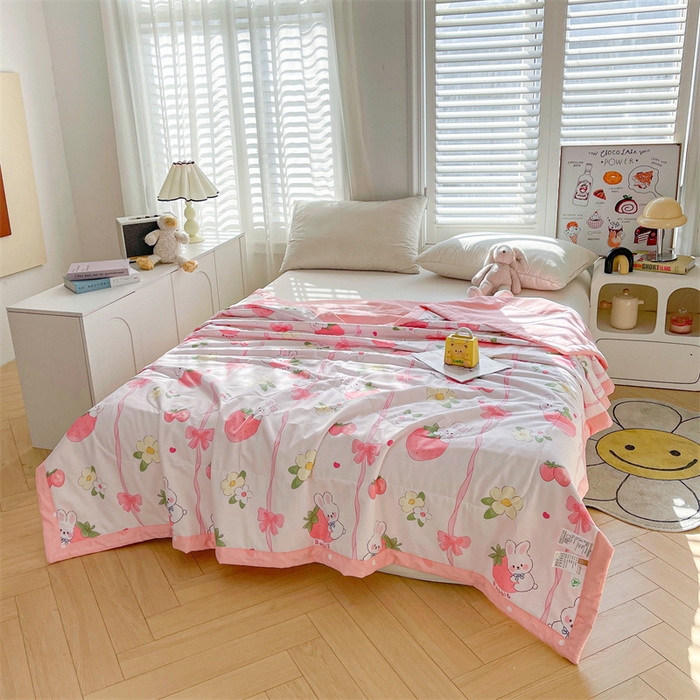 91家纺网 家纺一手货源 找家纺 小石头家纺 2025新款A类小清新纯棉印花夏被 草莓粉兔