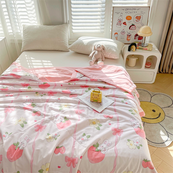 91家纺网 家纺一手货源 找家纺 小石头家纺 2025新款A类小清新纯棉印花夏被 草莓粉兔