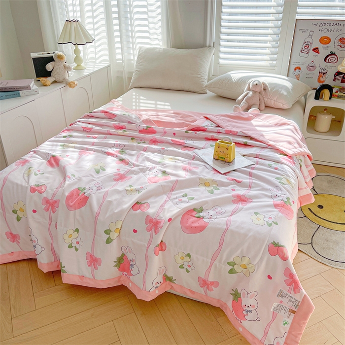 91家纺网 家纺一手货源 找家纺 小石头家纺 2025新款A类小清新纯棉印花夏被 草莓粉兔