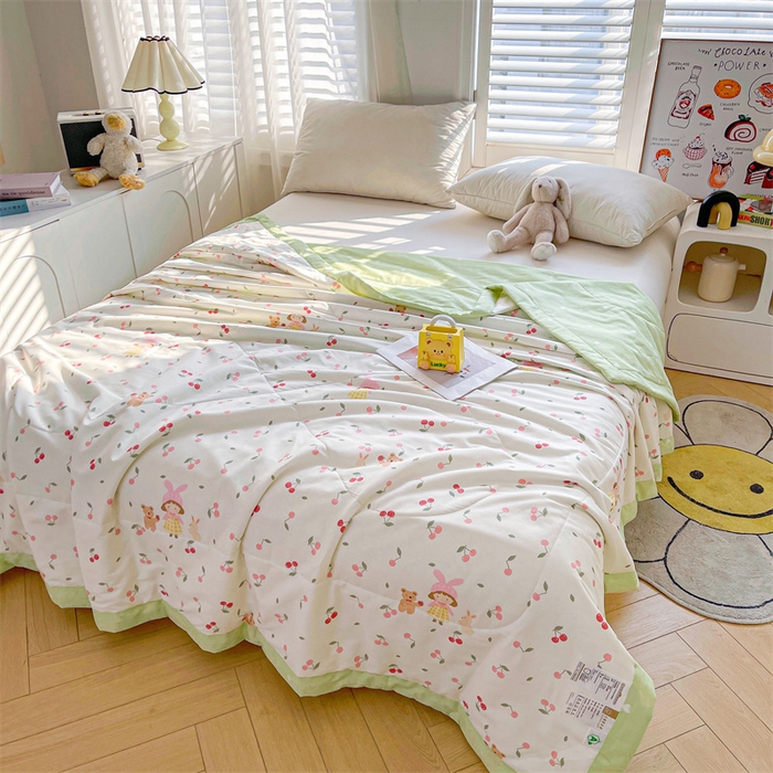 91家纺网 家纺一手货源 找家纺 小石头家纺 2025新款A类小清新纯棉印花夏被 樱桃女孩