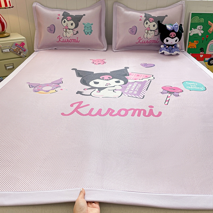 91家纺网 家纺一手货源 找家纺 蓝邻 2025春夏新款正版三丽鸥600D冰藤大版数码印花凉席-场景二 糖果库洛米