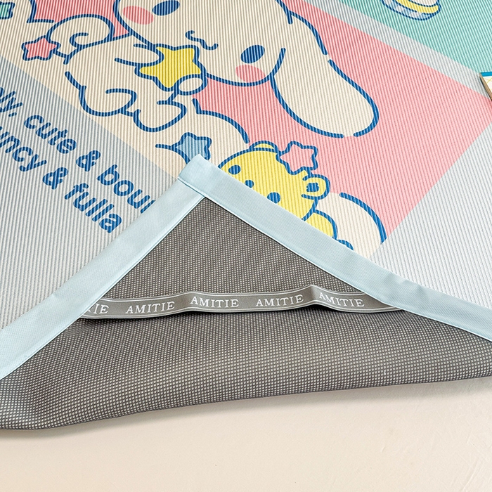 91家纺网 家纺一手货源 找家纺 蓝邻 2025春夏新款正版三丽鸥600D冰藤大版数码印花凉席-场景一 淘气大耳狗