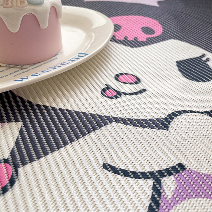 91家纺网 家纺一手货源 找家纺 蓝邻 2025春夏新款正版三丽鸥600D冰藤大版数码印花凉席-场景二 糖果库洛米