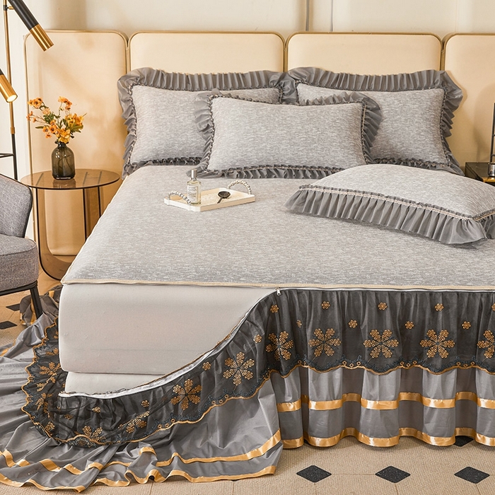 91家纺网 家纺一手货源 找家纺 情恒家纺   2025新款提花PE海洋丝可脱卸床裙席三件套 迷雾森林 星灰